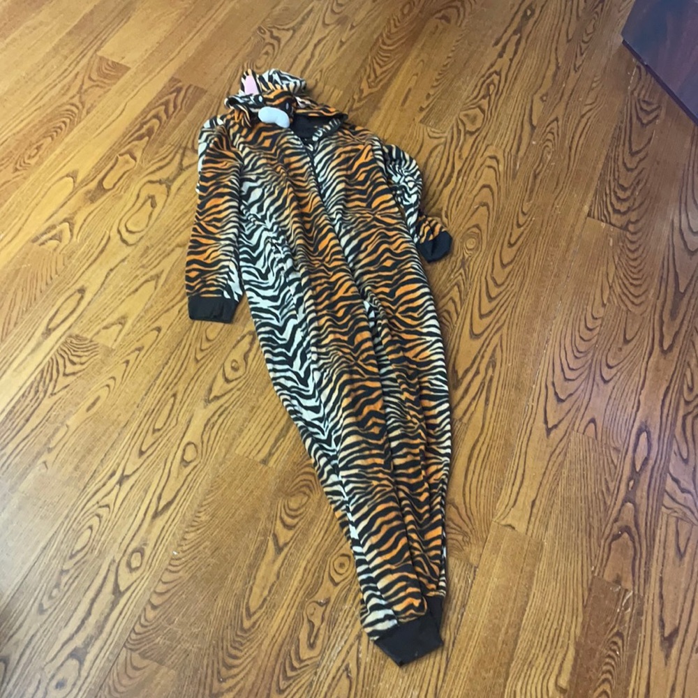 LIKE NEW TIGER ONESIE M/L